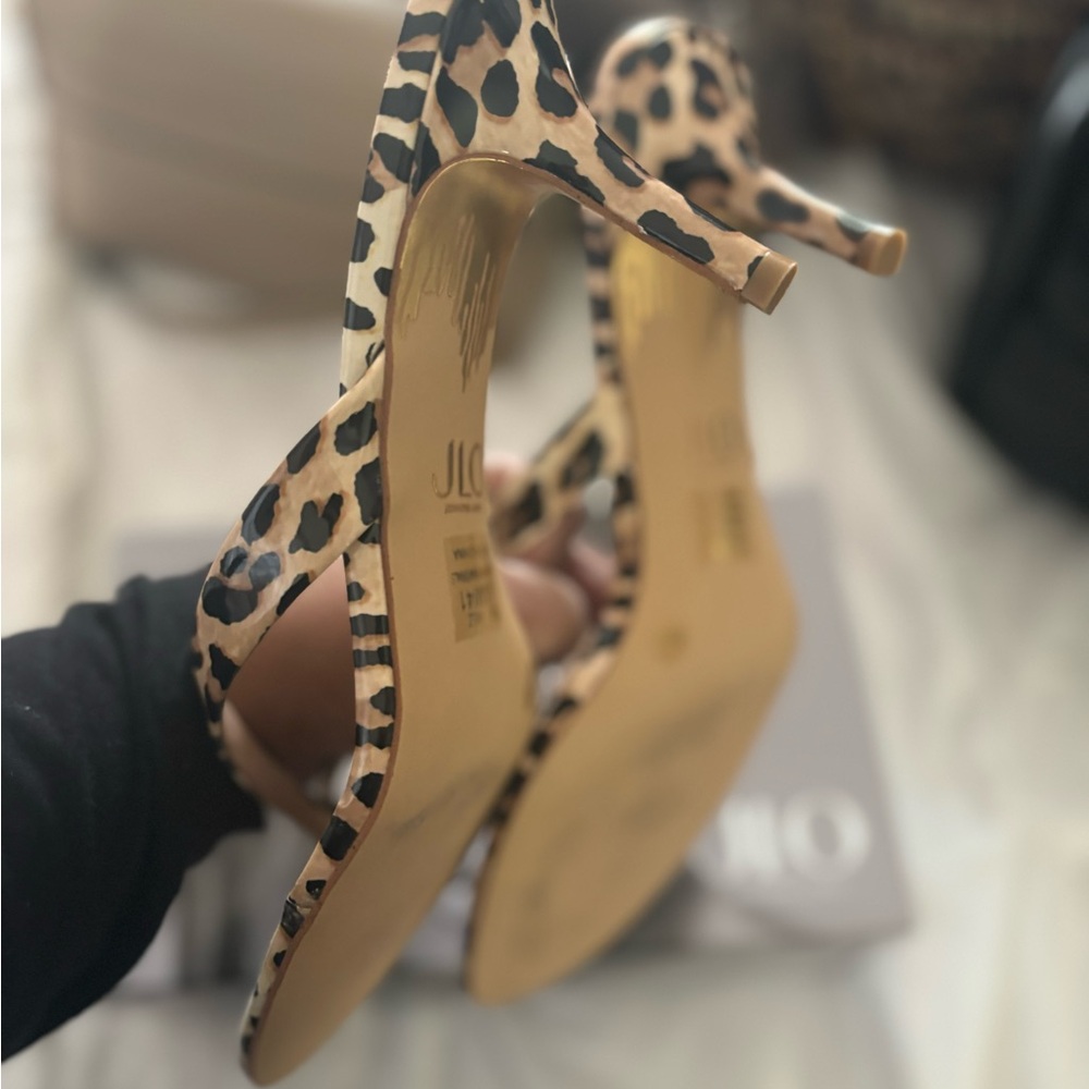 JLo Inez Leopard Print kitten Heeled Thong Sandals. 9.5. - Picture 6 of 9